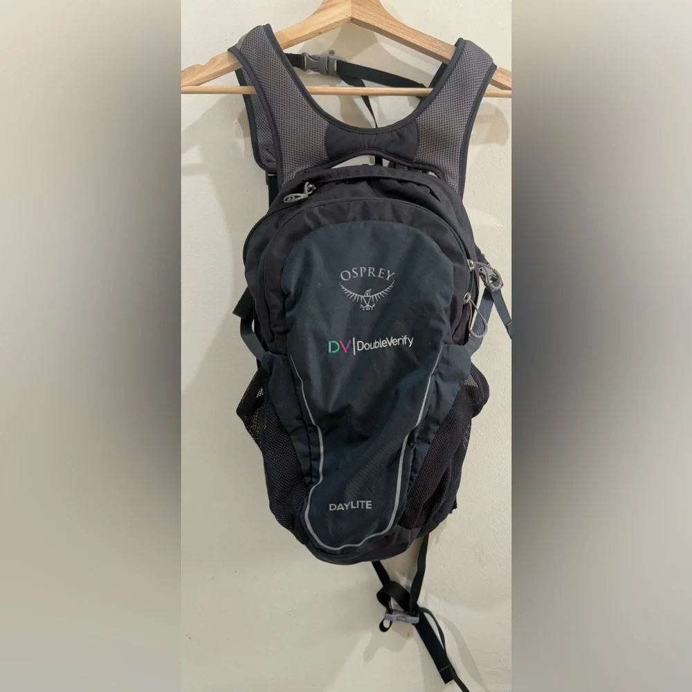 OSPREY Daylite Backpack in Black and Dark Gray
